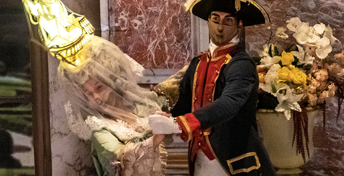 Foto's: mondkapjes voor acteurs in showpark Puy du Fou