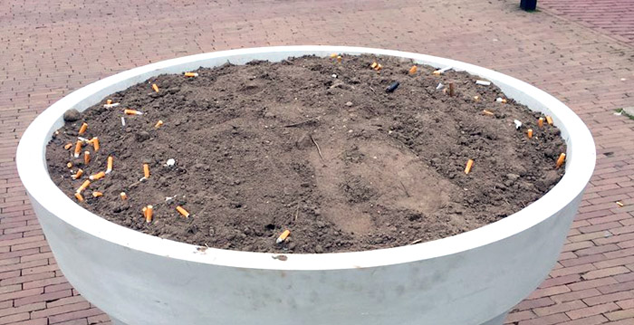 Nieuwe plantenbakken Efteling worden gebruikt als asbak