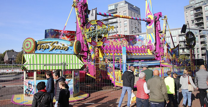 Gemeente sluit kermisattractie vanwege 'gesjoemel', exploitant ontkent