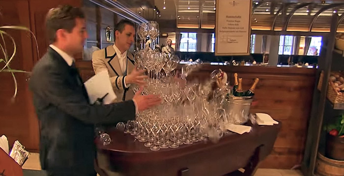 Hilarisch filmpje uit Europa-Park gaat viral: champagnetoren stort in