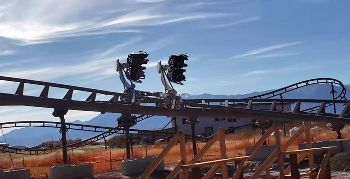 Video: revolutionair nieuw achtbaantype met swingende gondels