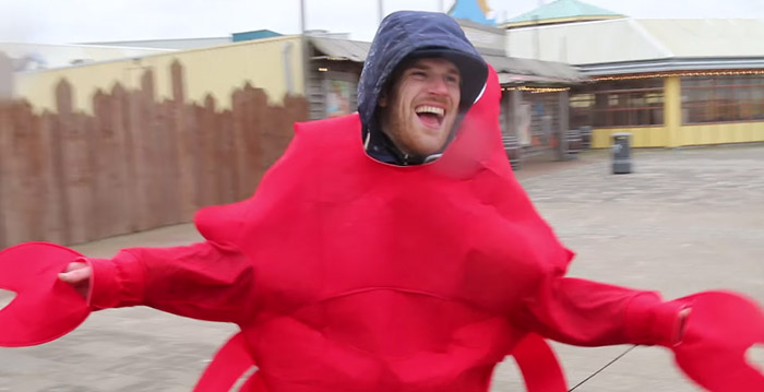 Youtubers regelen gratis dagje Dolfinarium met behulp van rubberbootje