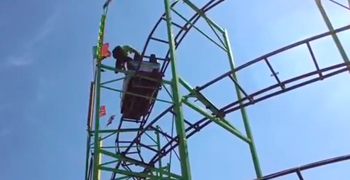 Video: medewerker haalt gevaarlijke stunt uit op vastgelopen achtbaan