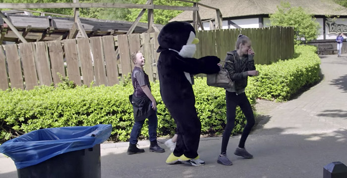 Video: youtubers vallen bezoekers Walibi Holland lastig