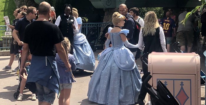 Oeps! Per ongeluk twee Assepoesters tegelijk te zien in Disneyland Paris