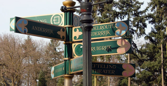 Foute wegwijzers: Efteling stuurt bezoekers de verkeerde kant op