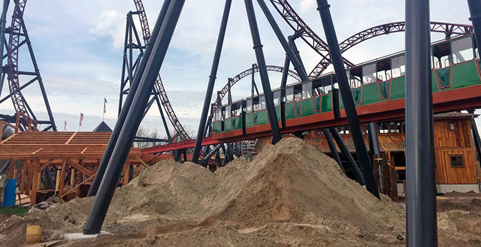 Monorail Slagharen gaat dwars door constructie van nieuwe lanceerachtbaan heen