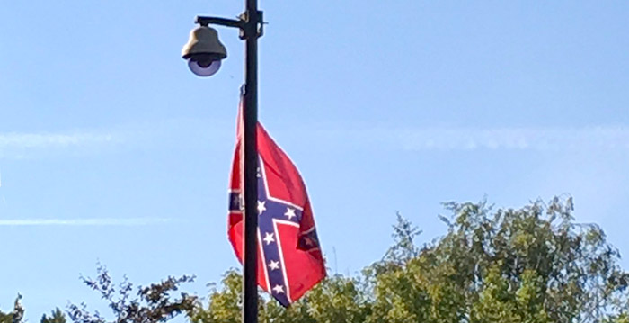 Ophef om 'racistische' vlag in Bobbejaanland