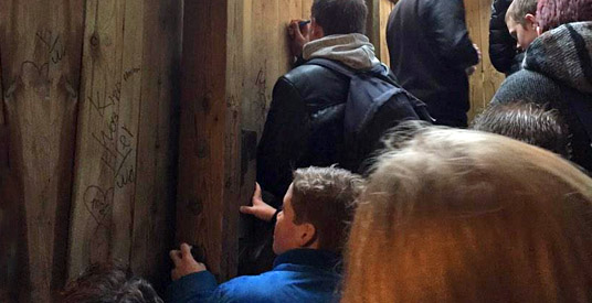 Kinderen bekladden wachtrij Efteling terwijl moeder toekijkt