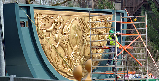 Gigantische decoraties maken lift nieuwe Efteling-achtbaan compleet
