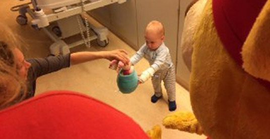 Kermisexploitanten delen knuffels uit aan zieke kinderen