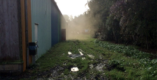 Brandweer rukt uit voor rokende graafmachine in Slagharen