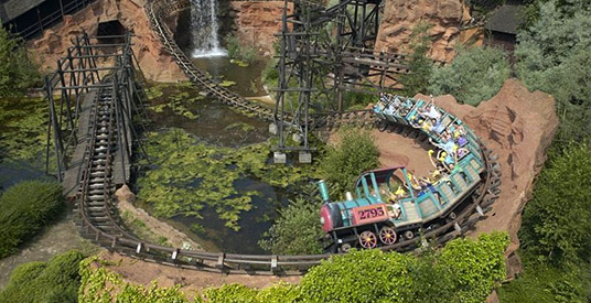 Blote vrouw veraangenaamt ritje in achtbaan Walibi Belgium