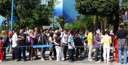 Langste wachtrij Disneyland Paris wordt minder saai