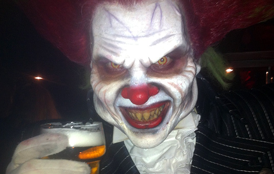 Eddie de Clown dronken op Fright Nights