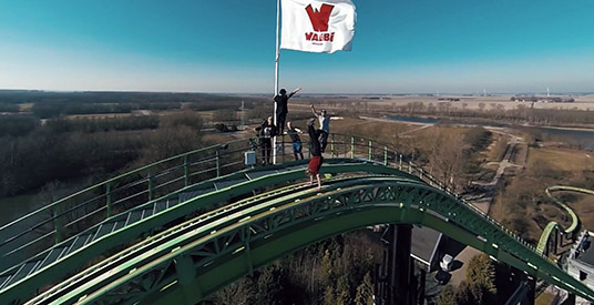 Video: freerunners halen stunts uit op achtbanen Walibi Holland