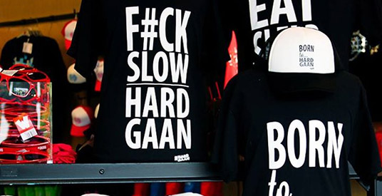Meer gewaagde souvenirs in Walibi Holland: T-shirts met 'F#ck slow'