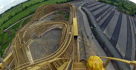 Video: Iers pretpark opent nieuwe houten achtbaan