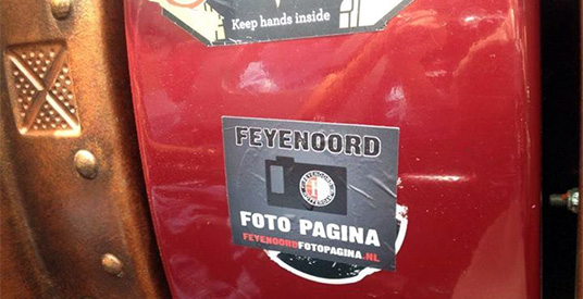 Feyenoord-supporters plakken Efteling vol met stickers