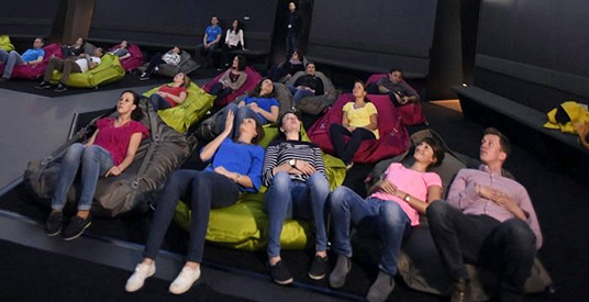 Chillmomentje in pretpark: zitzakken in plaats van stoelen in bioscoop